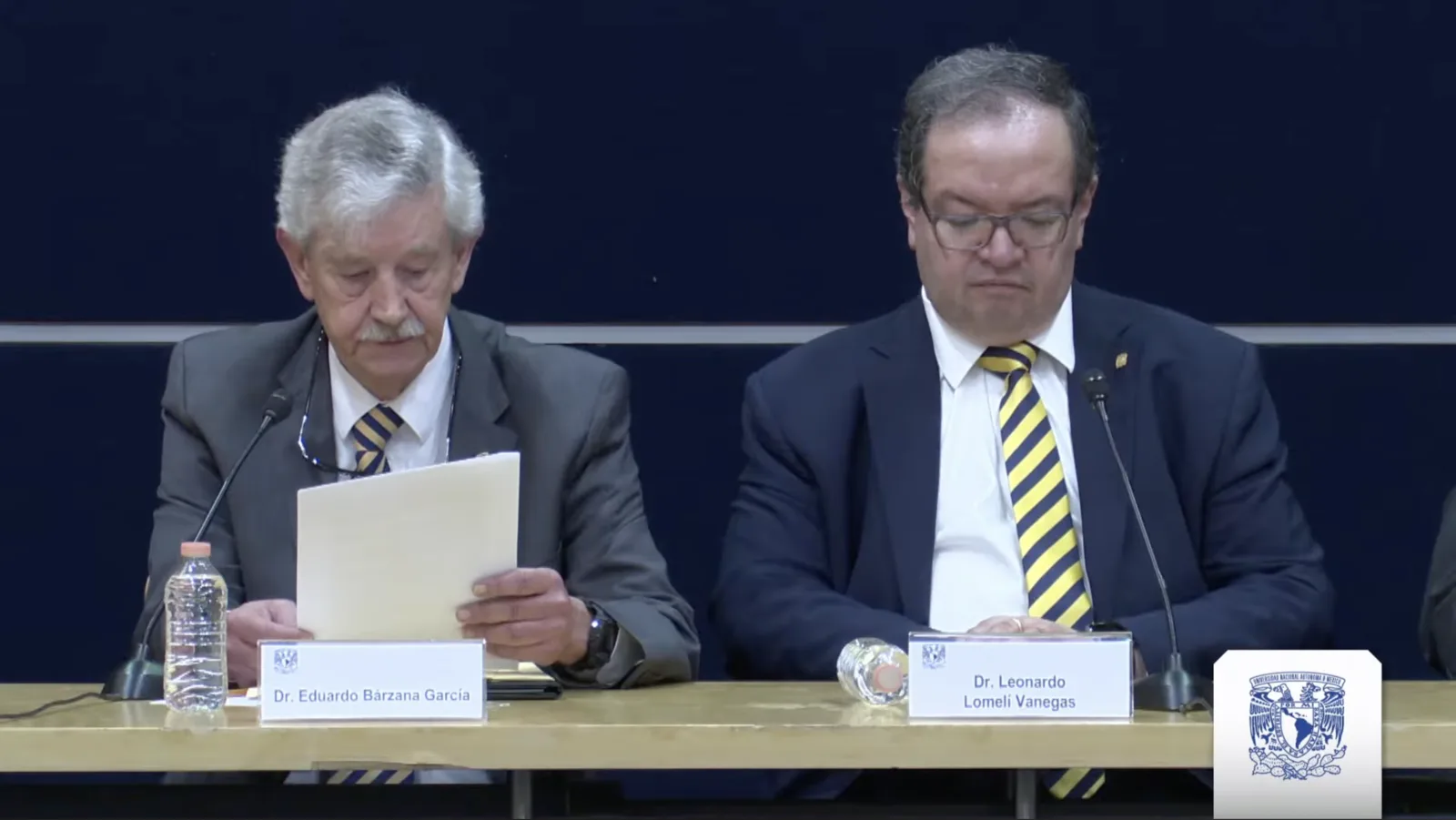 Eduardo Bárzana García, presidente de la Comisión Técnica, lee el primer informe sobre el proceso de ingreso a licenciatura 2026 junto al rector de la UNAM, Leonardo Lomelí Vanegas.