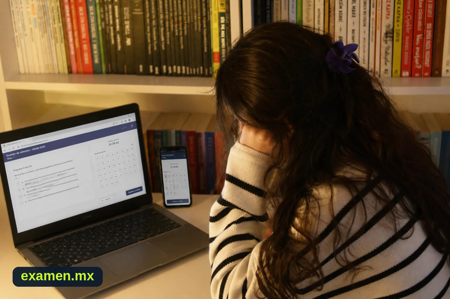 Una aspirante presenta el examen de admisión de la UNAM 2026 en su laptop mientras, a un lado y fuera del encuadre de la cámara, un teléfono muestra la misma pantalla del examen: el punto ciego del formato en casa.