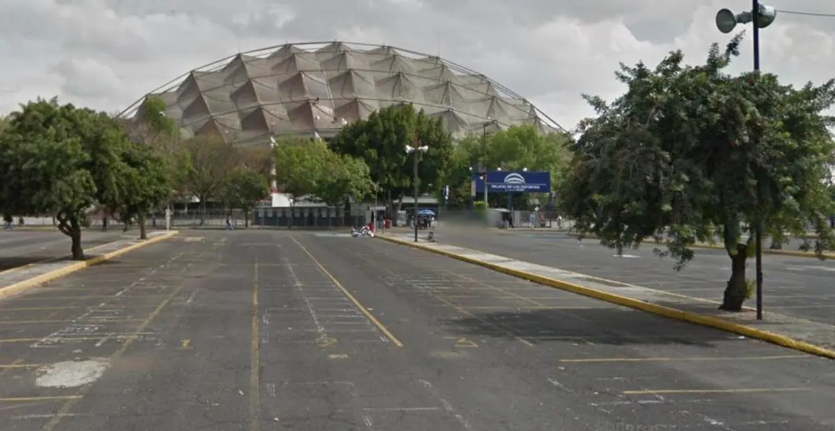 El Palacio de los Deportes visto desde su estacionamiento, con el acceso principal al fondo, en Iztacalco, Ciudad de México.
