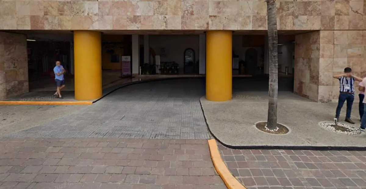 Entrada del Hotel Real de Minas Poliforum sobre el Boulevard Adolfo López Mateos, en León, Guanajuato.