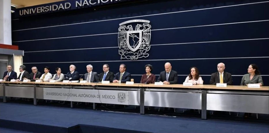 El rector de la UNAM, Leonardo Lomelí Vanegas, junto a la Comisión Técnica de Personas Expertas, durante la presentación del informe final sobre el examen de ingreso a licenciatura, en el auditorio de la Torre de Rectoría.