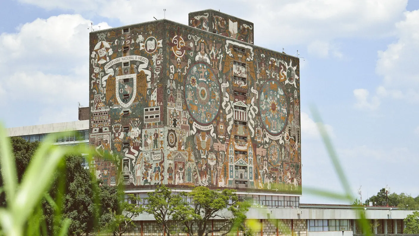 La Biblioteca Central de la UNAM en Ciudad Universitaria, cubierta por el mural de mosaico de Juan O'Gorman.